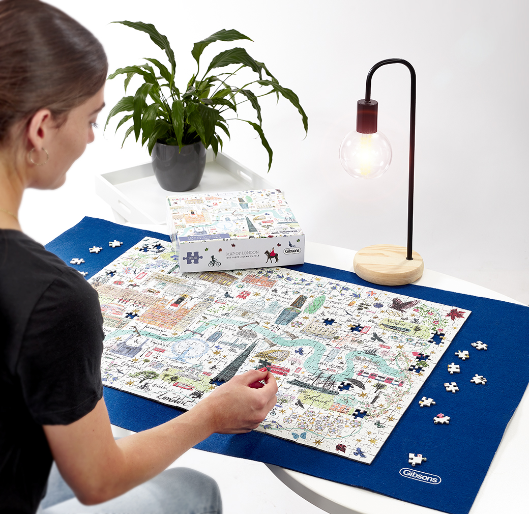 Map of London Puzzle auf dem Tisch mit Frau