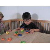 Kinder spielen mit Bhavati