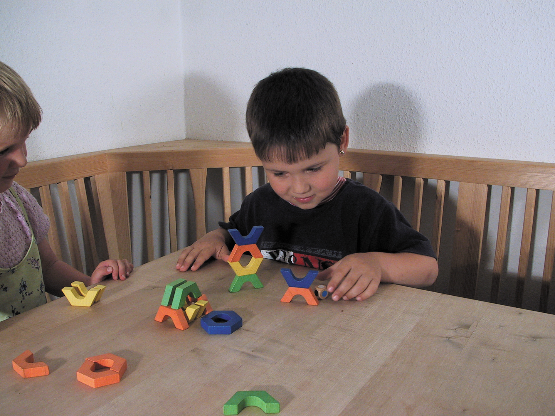 Kinder spielen mit Bhavati