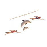 Mobile – Schwimmerin und Delfine