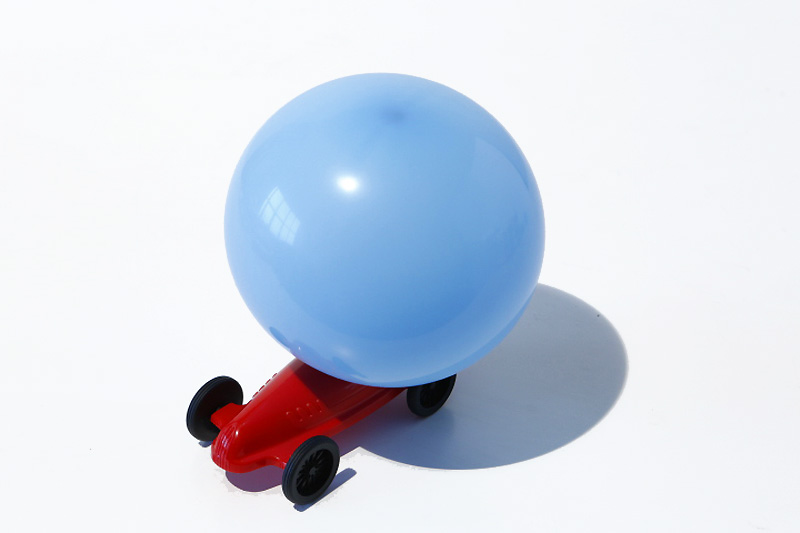 Ballonauto mit aufgeblasenem Ballon