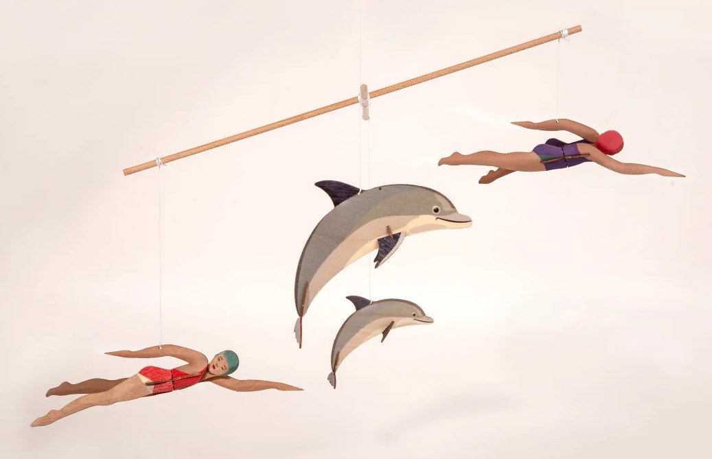 Mobile – Schwimmerin und Delfine